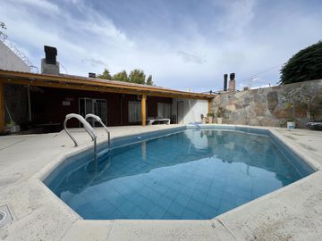 Venta casa 5 dorm Santa Genoveva c/ quincho y pileta
