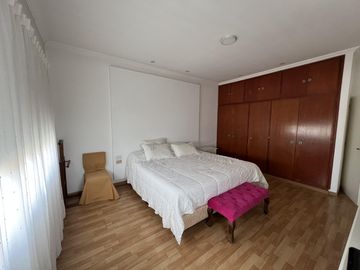 Venta casa 5 dorm Santa Genoveva c/ quincho y pileta