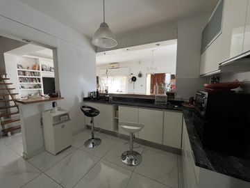 Venta casa 5 dorm Santa Genoveva c/ quincho y pileta