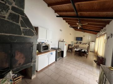Venta casa 5 dorm Santa Genoveva c/ quincho y pileta