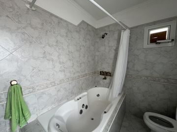Venta casa 5 dorm Santa Genoveva c/ quincho y pileta