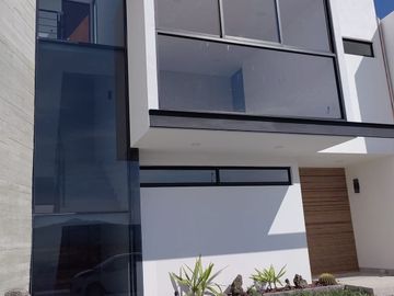 Se Vende Casa en Bio Grand Juriquilla, 3 Niveles, Roof Garden, de Lujo !!