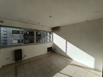 VENDEMOS MONOAMBIENTE AL FRENTE. PISO ALTO