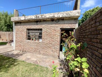 Venta casa 3 ambientes con cochera en Ezpeleta.