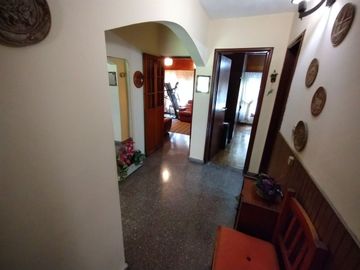 Venta casa 3 ambientes con cochera en Ezpeleta.