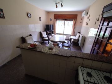 Venta casa 3 ambientes con cochera en Ezpeleta.