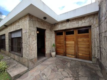 Venta casa 3 ambientes con cochera en Ezpeleta.
