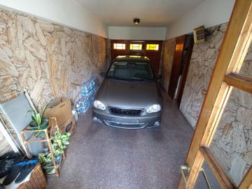 Venta casa 3 ambientes con cochera en Ezpeleta.