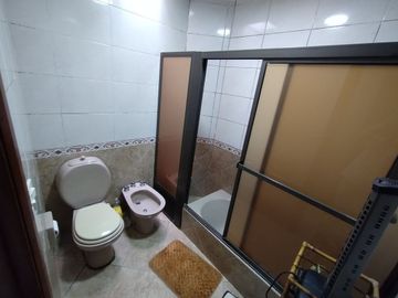 Venta casa 3 ambientes con cochera en Ezpeleta.