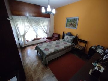 Venta casa 3 ambientes con cochera en Ezpeleta.