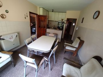 Venta casa 3 ambientes con cochera en Ezpeleta.