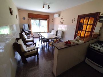 Venta casa 3 ambientes con cochera en Ezpeleta.