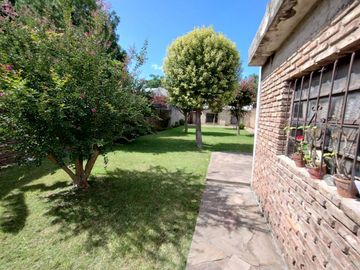 Venta casa 3 ambientes con cochera en Ezpeleta.