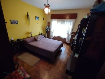 Venta casa 3 ambientes con cochera en Ezpeleta.