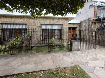 Venta casa 3 ambientes con cochera en Ezpeleta.