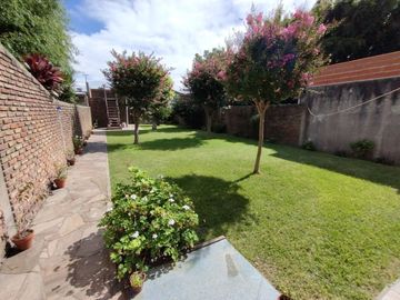 Venta casa 3 ambientes con cochera en Ezpeleta.