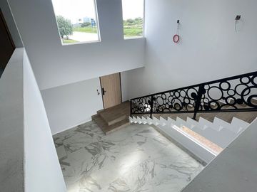 Casa en Venta en Grand Juriquilla, 4 Recámaras, 4 Baños, Roof Garden, Doble Altu