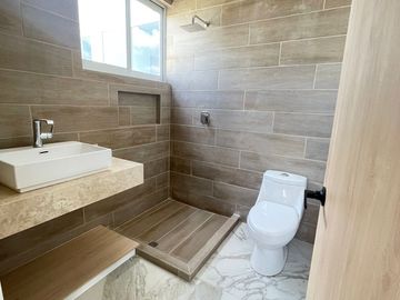 Casa en Venta en Grand Juriquilla, 4 Recámaras, 4 Baños, Roof Garden, Doble Altu