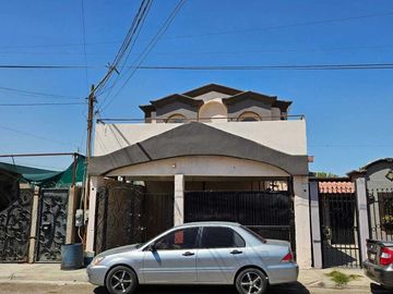 SE VENDE casa de dos pisos 3 recamaras en Quinta del Rey
