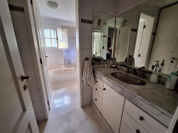 Casa en venta en Gonnet. Pileta