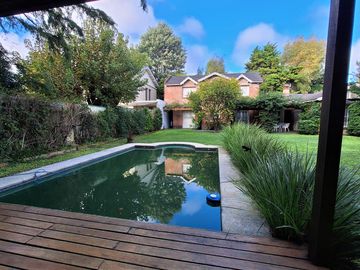 Casa en venta en Gonnet. Pileta