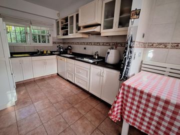 Casa en venta en Gonnet. Pileta