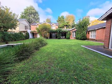 Casa en venta en Gonnet. Pileta