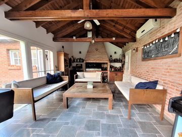 Casa en venta en Gonnet. Pileta