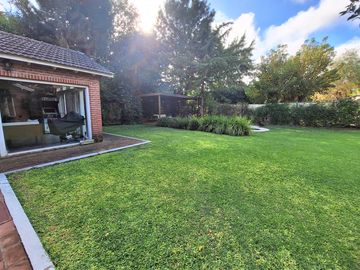 Casa en venta en Gonnet. Pileta