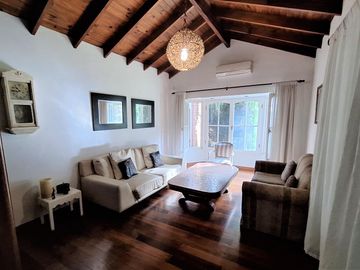 Casa en venta en Gonnet. Pileta