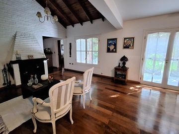 Casa en venta en Gonnet. Pileta