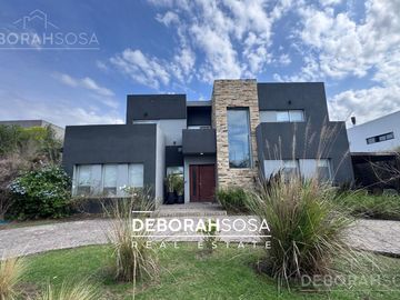 Casa en Venta 6 Ambientes al Lago con Pileta y Muelle - Zona Norte Escobar El Cantón