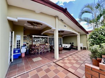 Venta de CASA REMODELADA en BRISAS DEL GOLF | TERRAZA