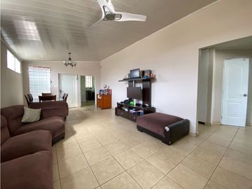 Venta de CASA REMODELADA en BRISAS DEL GOLF