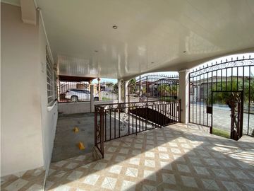 Venta de CASA REMODELADA en BRISAS DEL GOLF