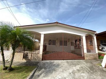 Venta de CASA REMODELADA en BRISAS DEL GOLF