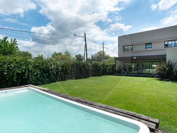 Casa moderna en venta City Bell 3 dormitorios