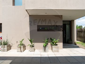 Casa moderna en venta City Bell 3 dormitorios