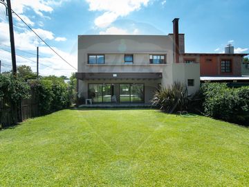 Casa moderna en venta City Bell 3 dormitorios