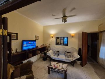 CASA 4 AMBIENTES CON COCHERA BERNAL EN VENTA