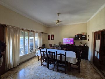 CASA 4 AMBIENTES CON COCHERA BERNAL EN VENTA