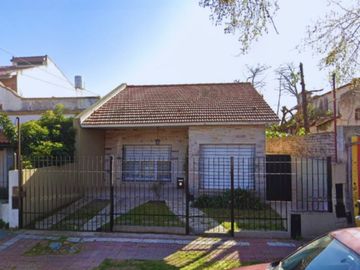 CASA 4 AMBIENTES CON COCHERA BERNAL EN VENTA
