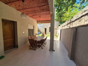 CASA 4 AMBIENTES CON COCHERA BERNAL EN VENTA