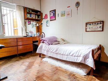 CASA EN EXCELENTE ESTADO DE 4 DORMITORIOS.TOLOSA