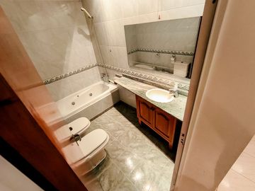 CASA EN EXCELENTE ESTADO DE 4 DORMITORIOS.TOLOSA
