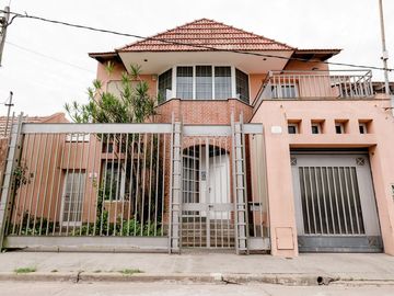 CASA EN EXCELENTE ESTADO DE 4 DORMITORIOS.TOLOSA