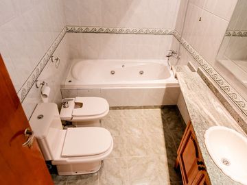 CASA EN EXCELENTE ESTADO DE 4 DORMITORIOS.TOLOSA