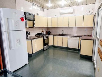 CASA EN EXCELENTE ESTADO DE 4 DORMITORIOS.TOLOSA