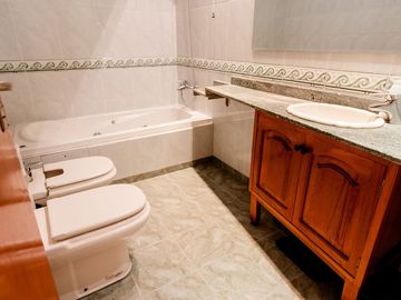 CASA EN EXCELENTE ESTADO DE 4 DORMITORIOS.TOLOSA