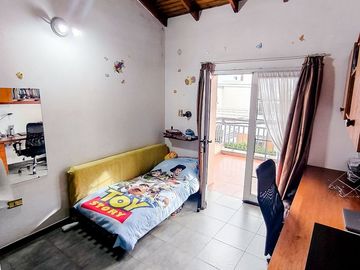 CASA EN EXCELENTE ESTADO DE 4 DORMITORIOS.TOLOSA